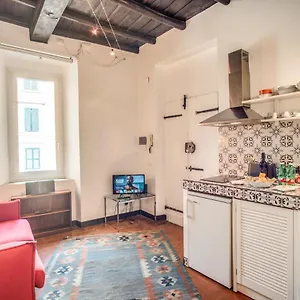 https://lovely-flat-in-the-heart-of-trastevere.it-romehotels.com